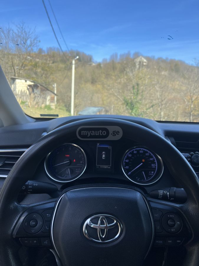 Toyota Camry 2018 — photo 2