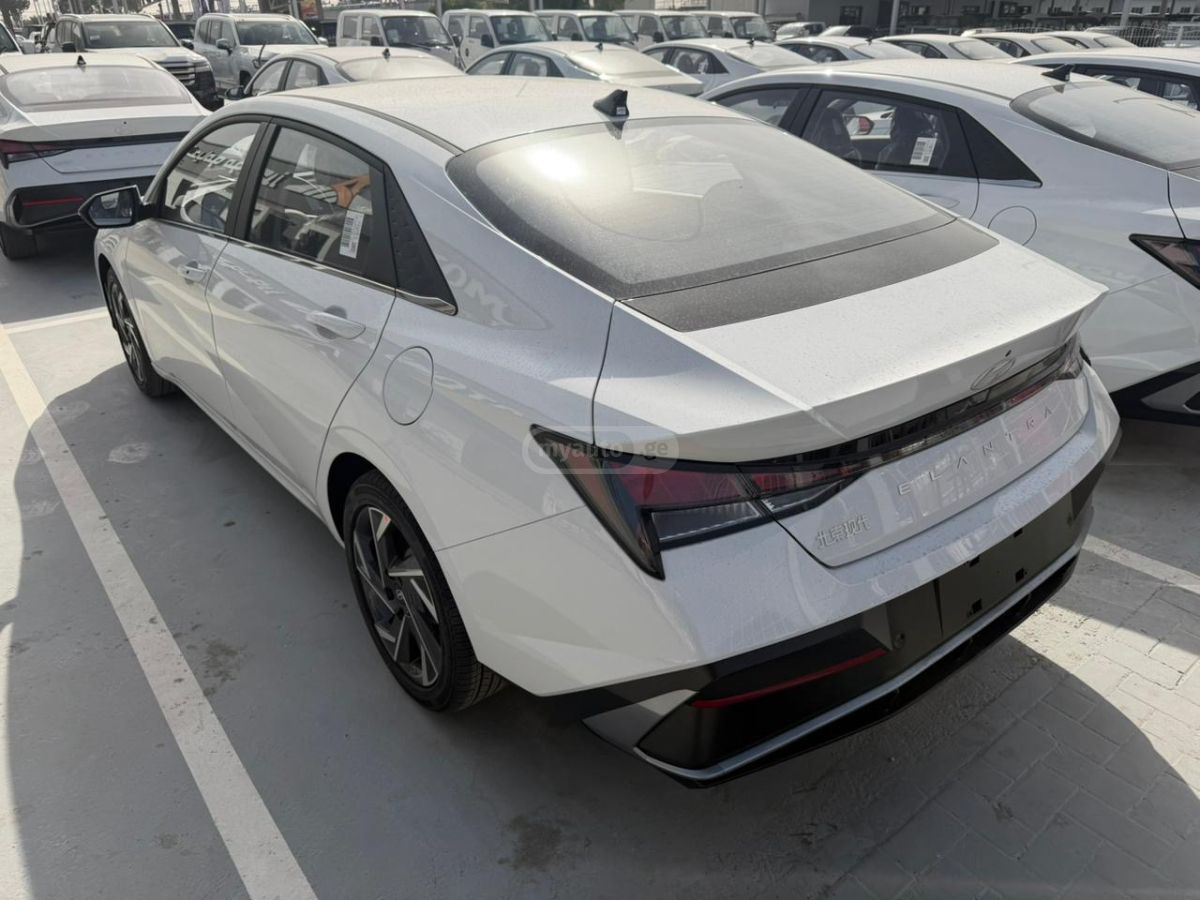 Hyundai Elantra 2025 — photo 2