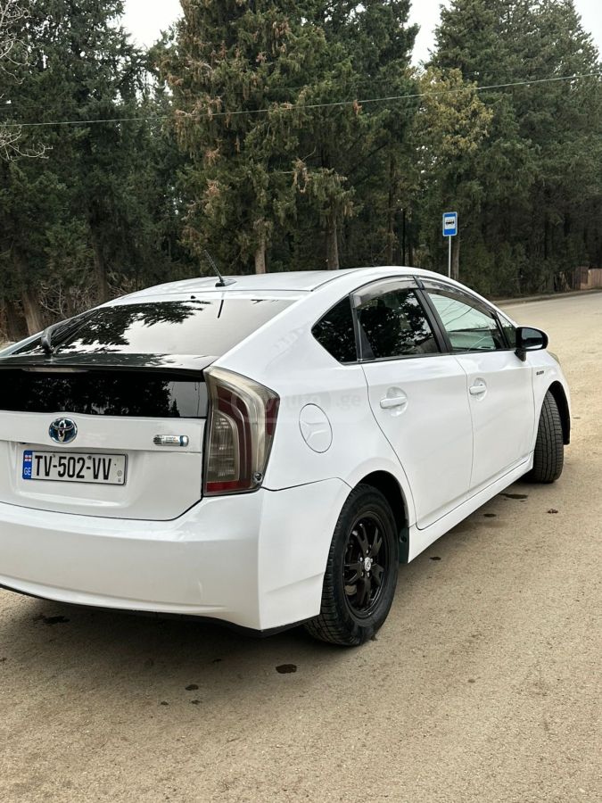 Toyota Prius 2015 — photo 2