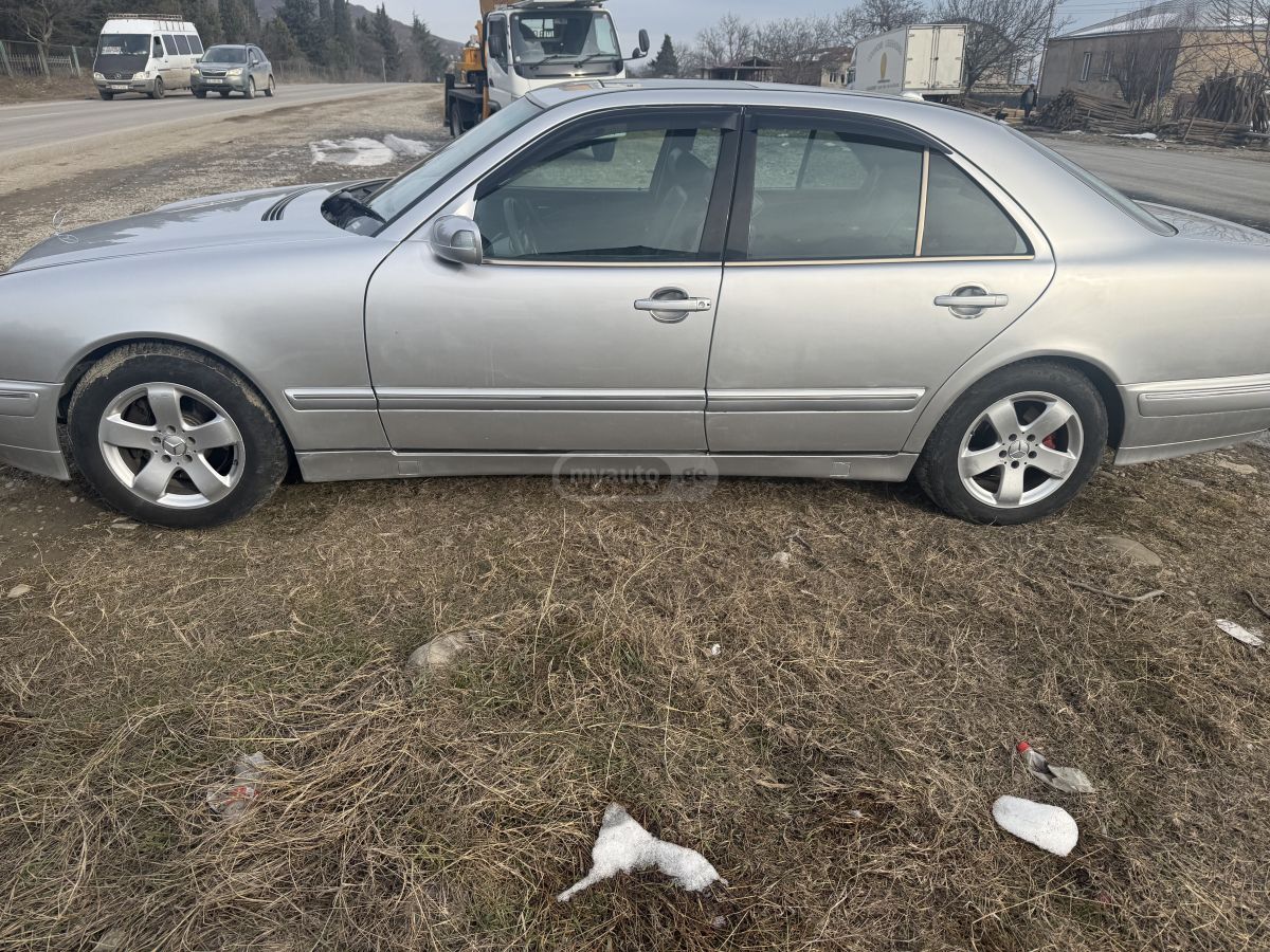 Mercedes-Benz E 320 2001 — photo 2