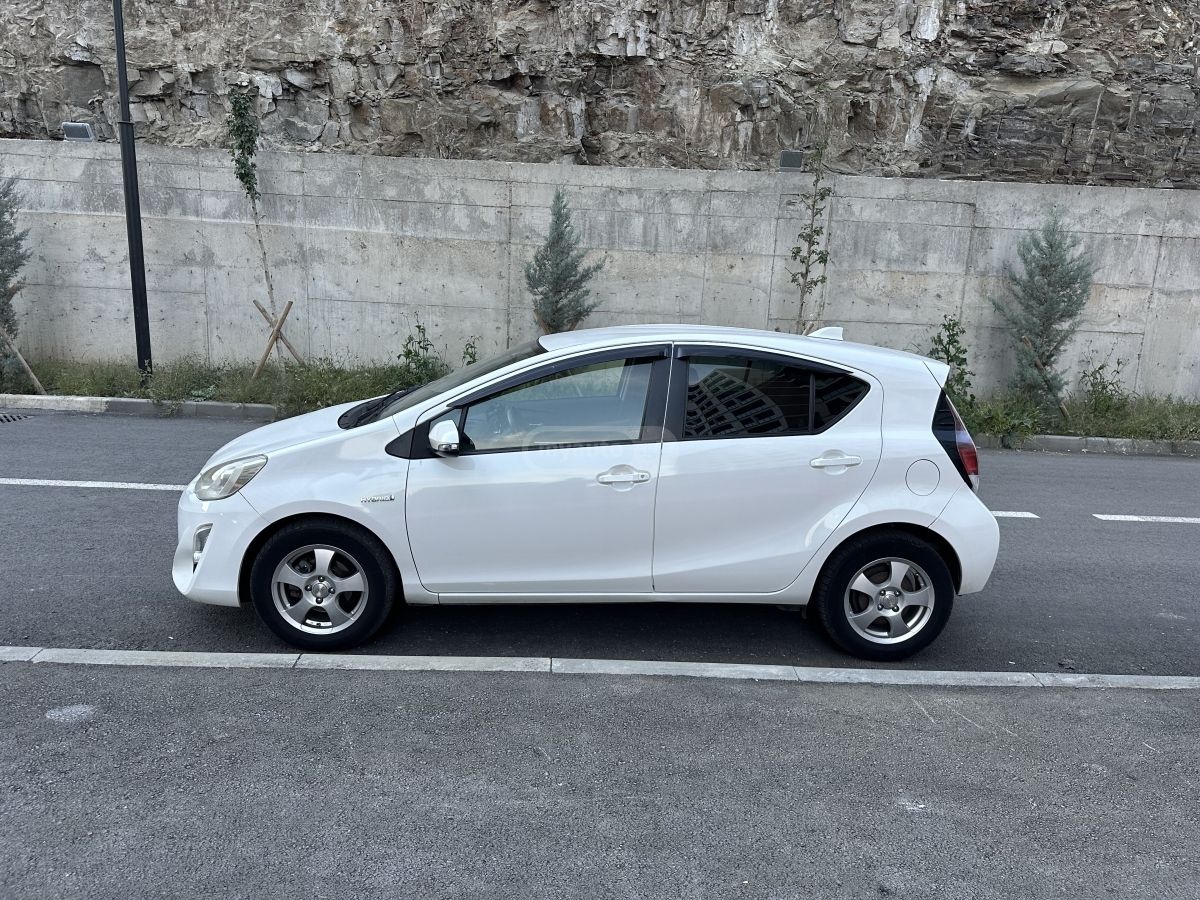 Toyota Prius C 2015 — photo 2