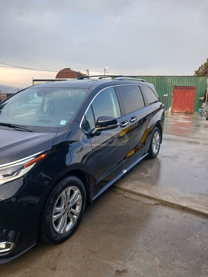 Toyota Sienna 2022 — photo 2