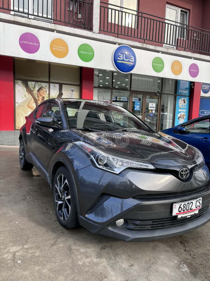 Toyota C-HR 2018 — photo 2