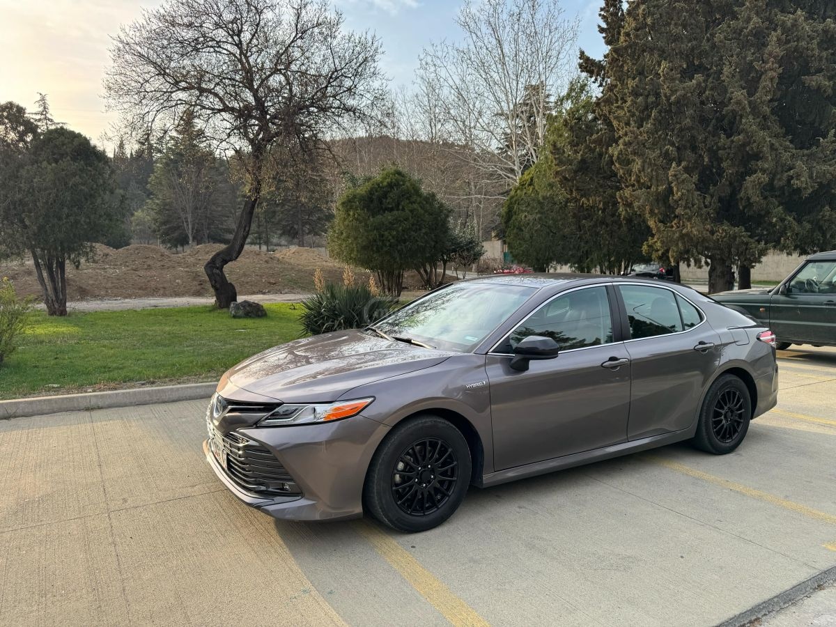 Toyota Camry 2019 — photo 2