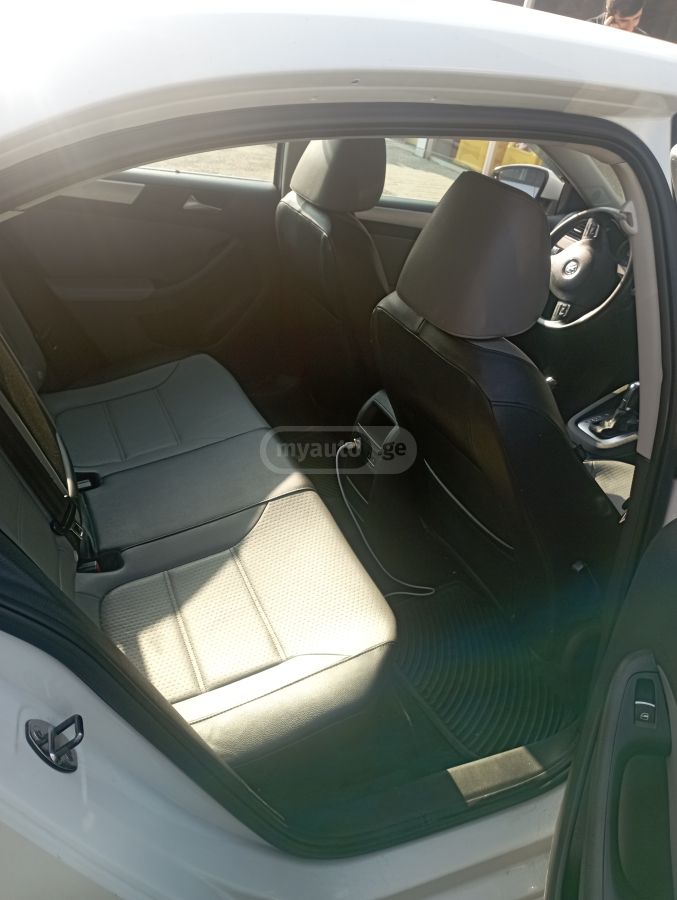 Volkswagen Jetta 2013 — photo 2