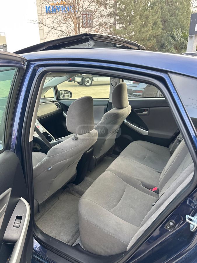 Toyota Prius 2014 — photo 2
