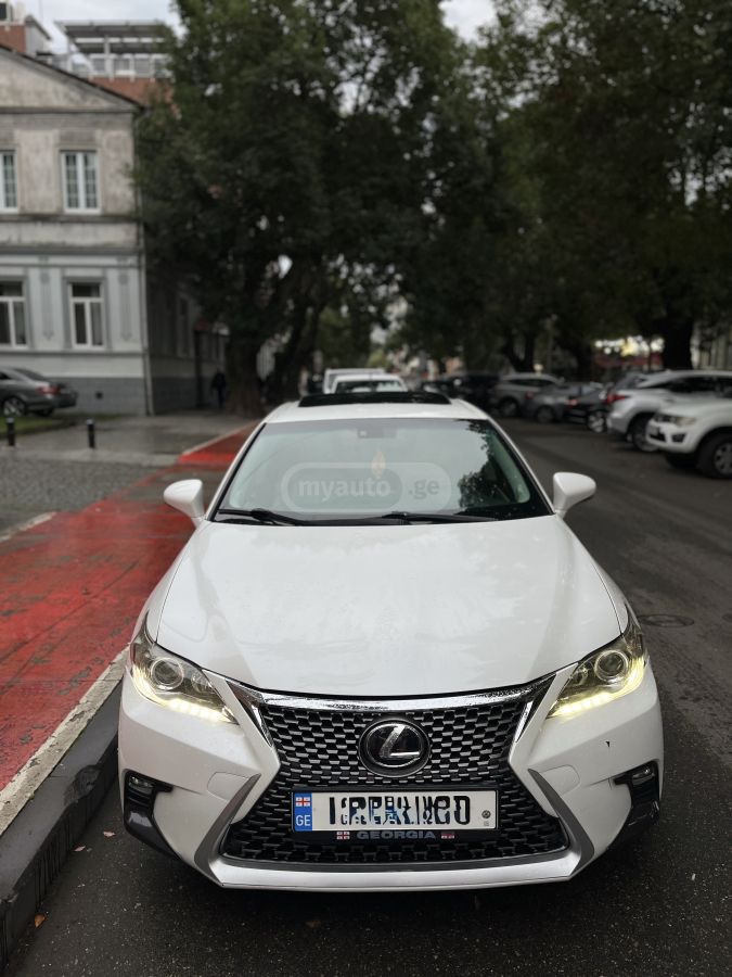 Lexus CT 200 h 2011 — photo 2