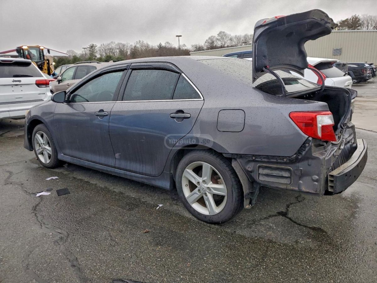Toyota Camry 2014 — photo 2