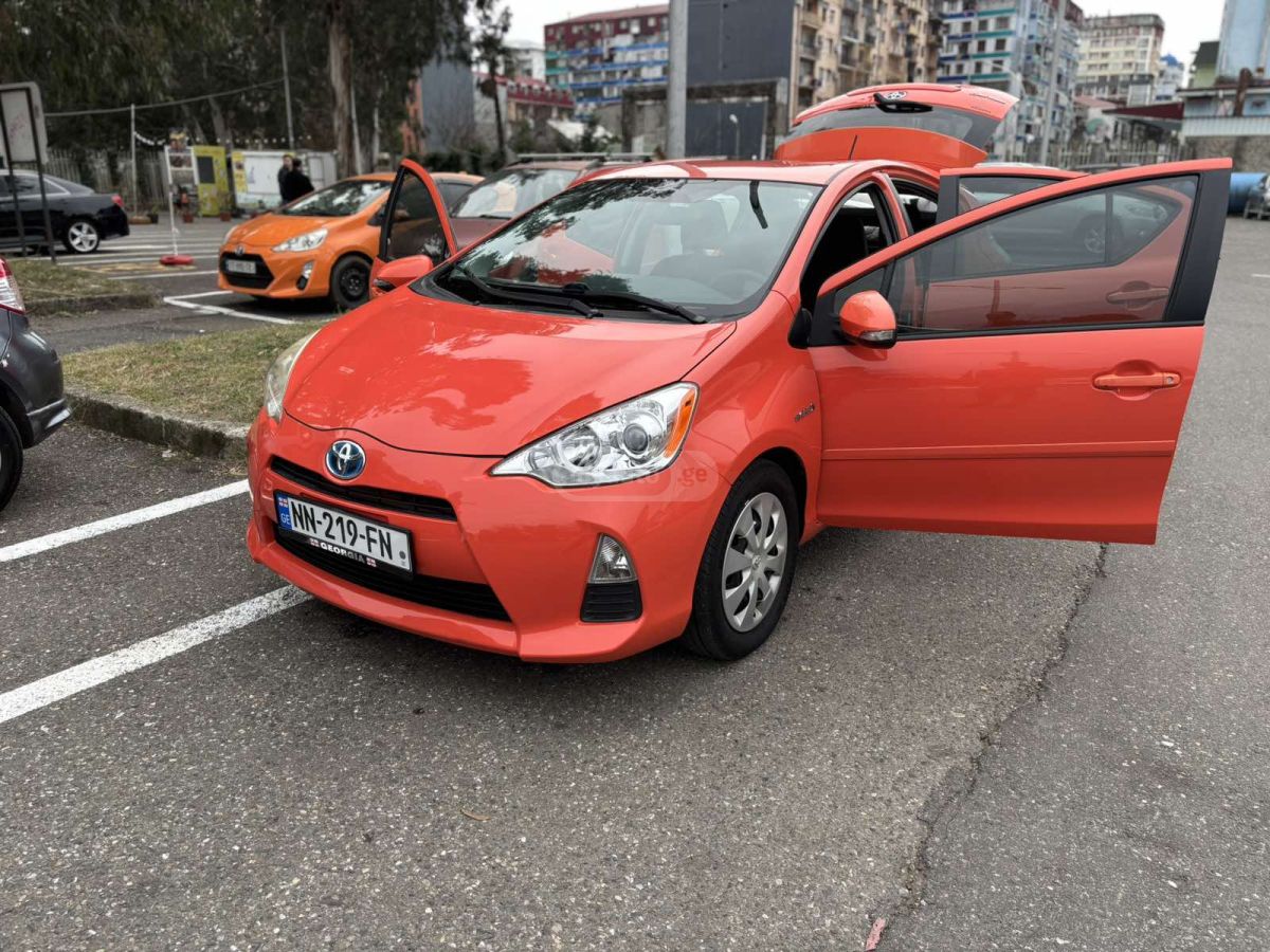 Toyota Prius C 2014 — photo 2