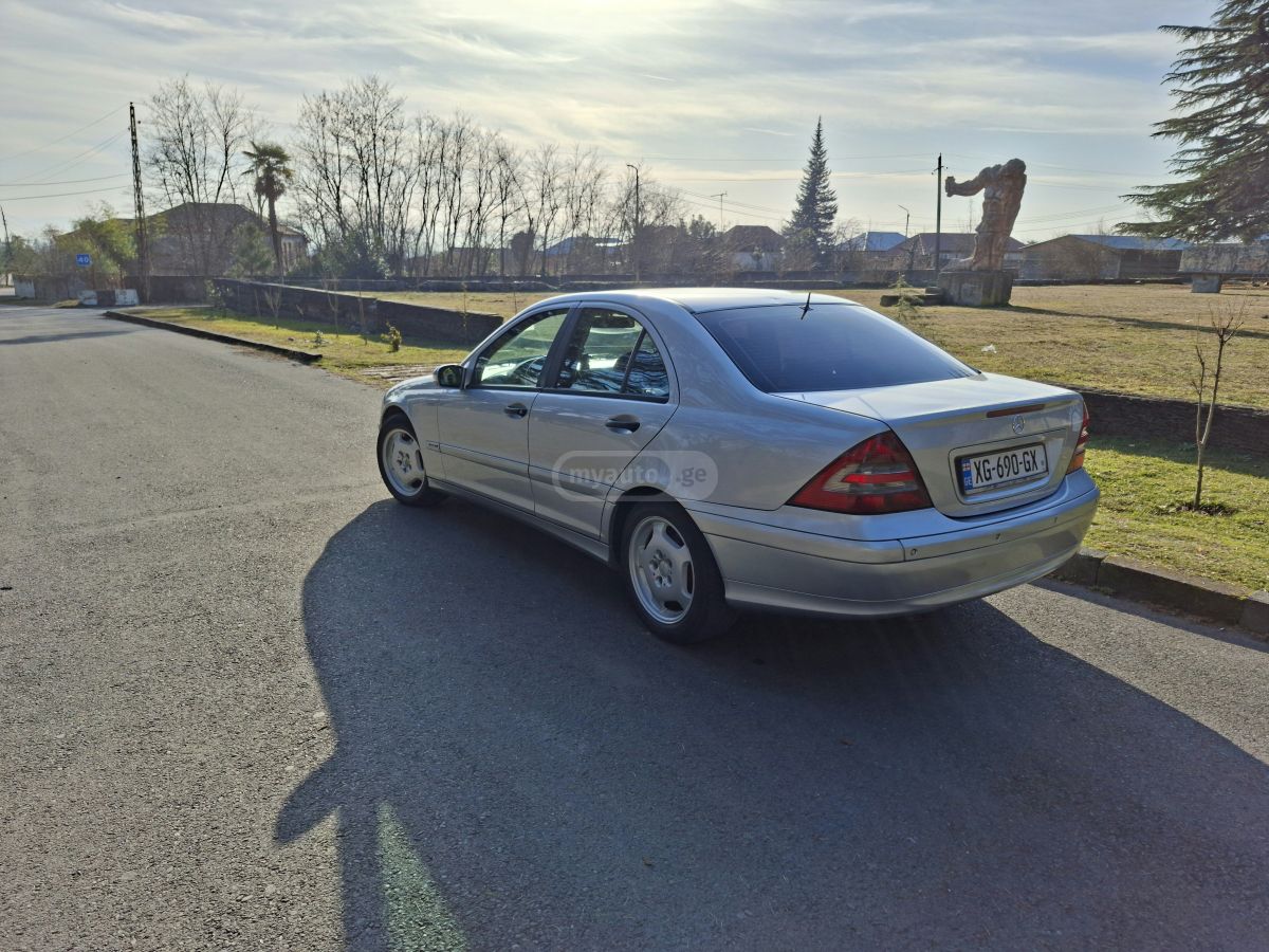 Mercedes-Benz C 220 2004 — photo 2