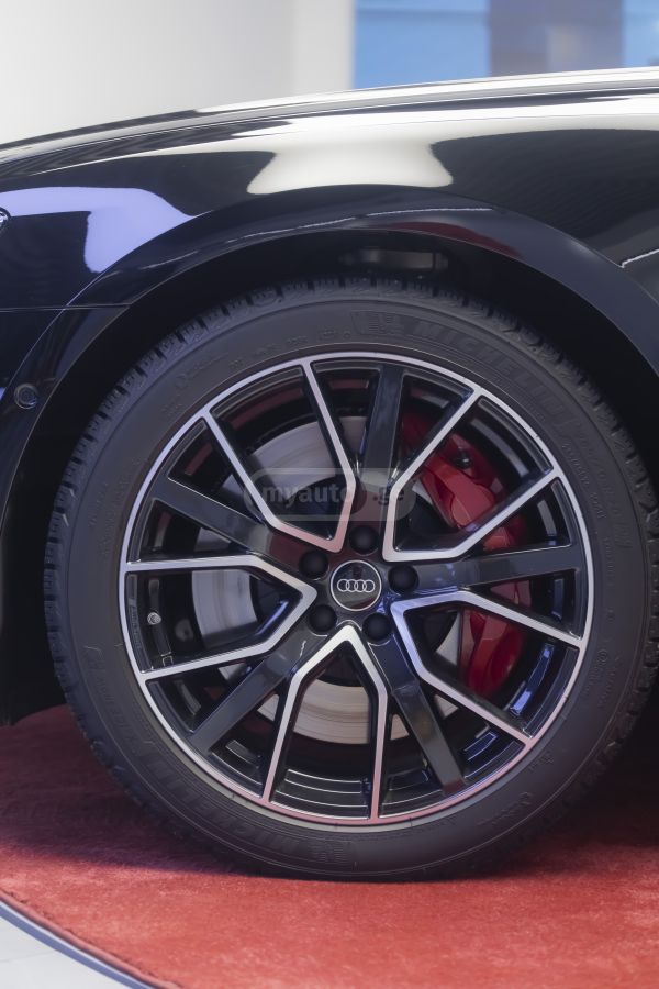 Audi S8 2025 — photo 2