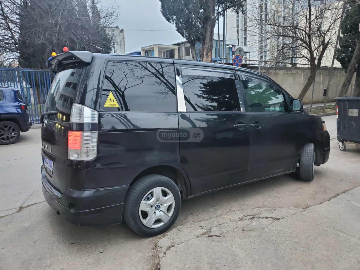 Toyota Voxy 2005 — photo 2
