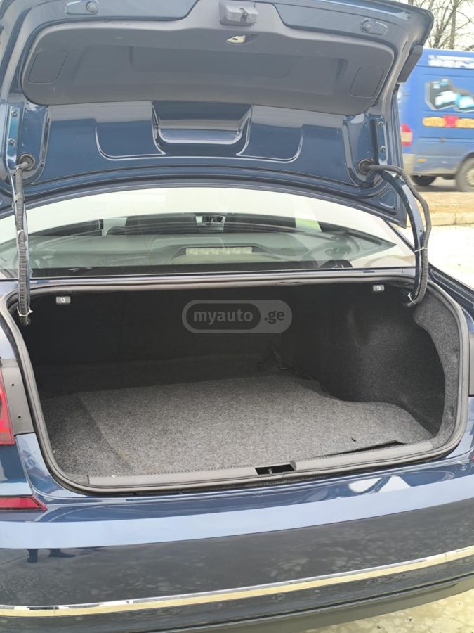 Volkswagen Passat 2018 — photo 2