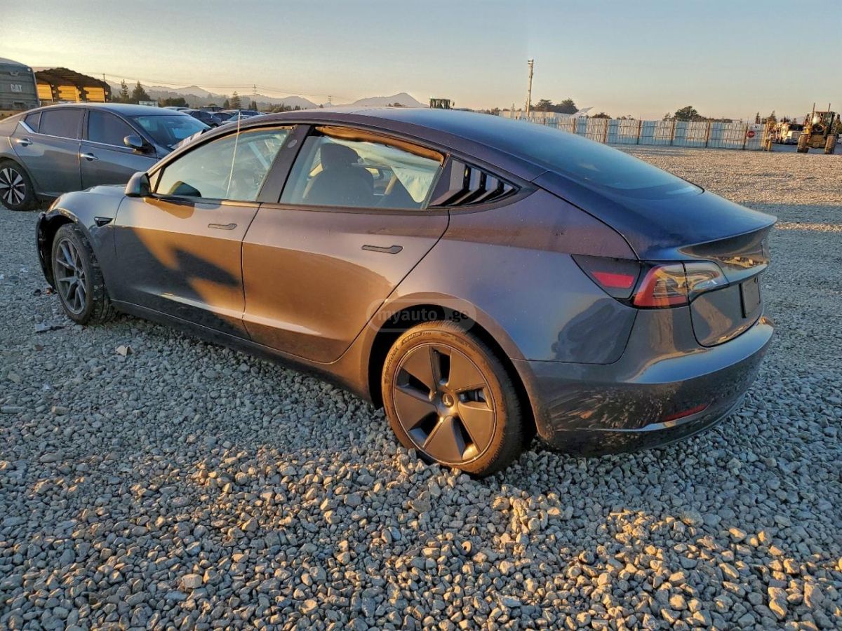 Tesla Model 3 2023 — photo 2
