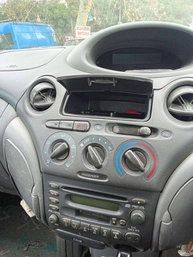 Toyota Vitz 2000 — photo 2