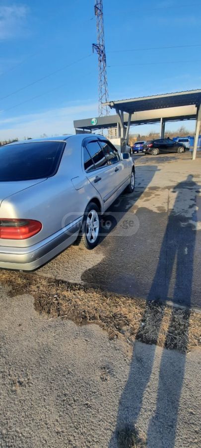 Mercedes-Benz E 200 1999 — photo 2