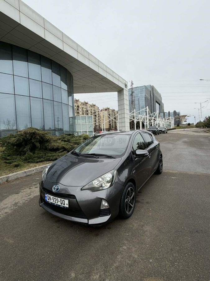 Toyota Prius C 2013 — photo 2