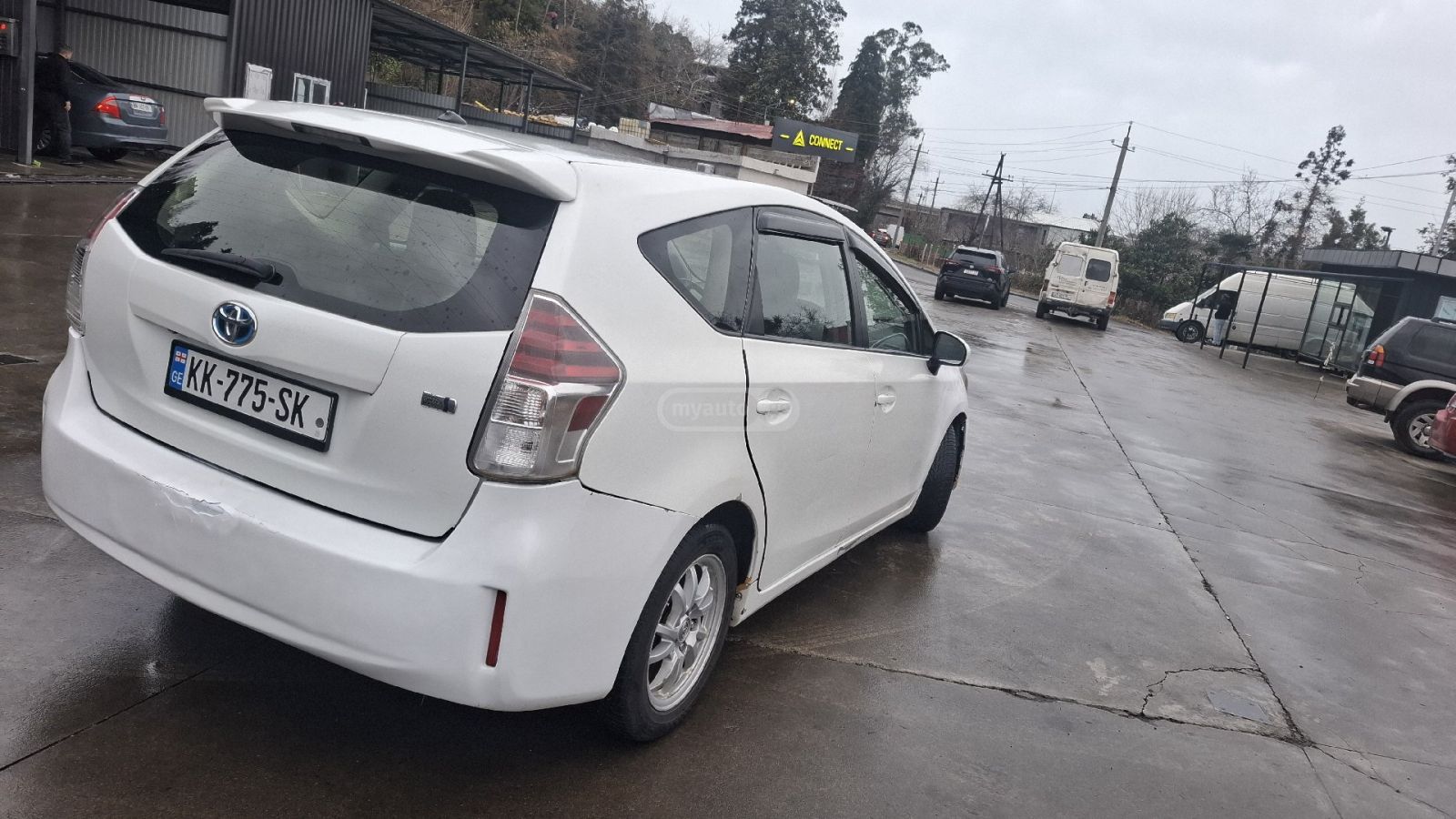 Toyota Prius V 2016 — photo 2