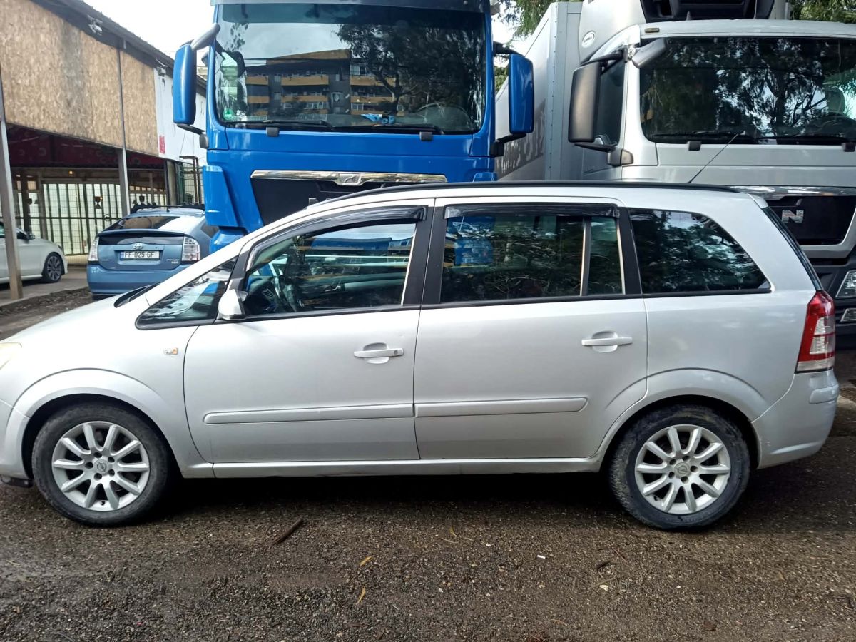 Opel Zafira 2009 — photo 2