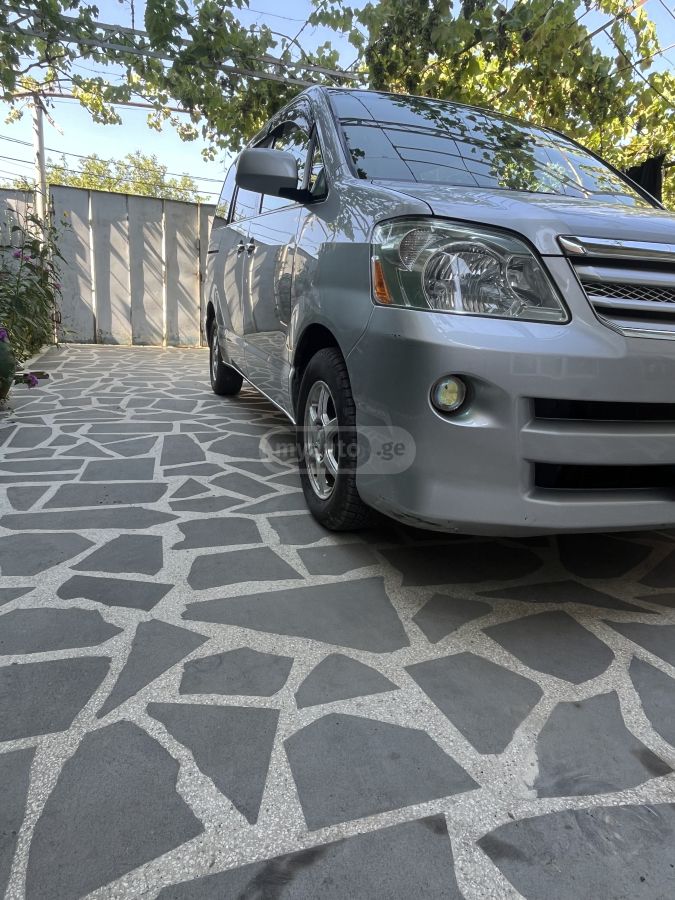 Toyota Noah 2007 — photo 2