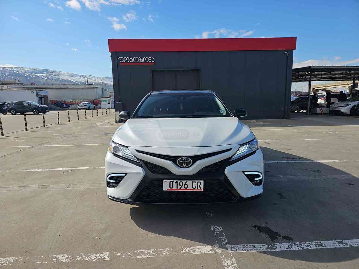 Toyota Camry 2018 — photo 2