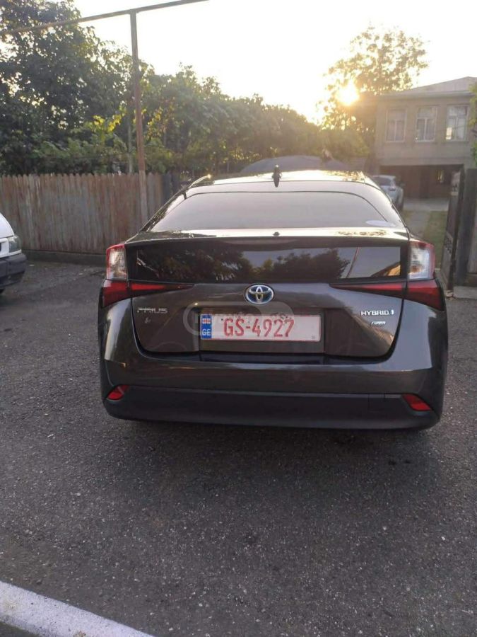 Toyota Prius 2021 — photo 2