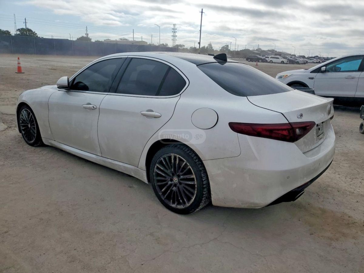 Alfa Romeo Giulia 2018 — photo 2