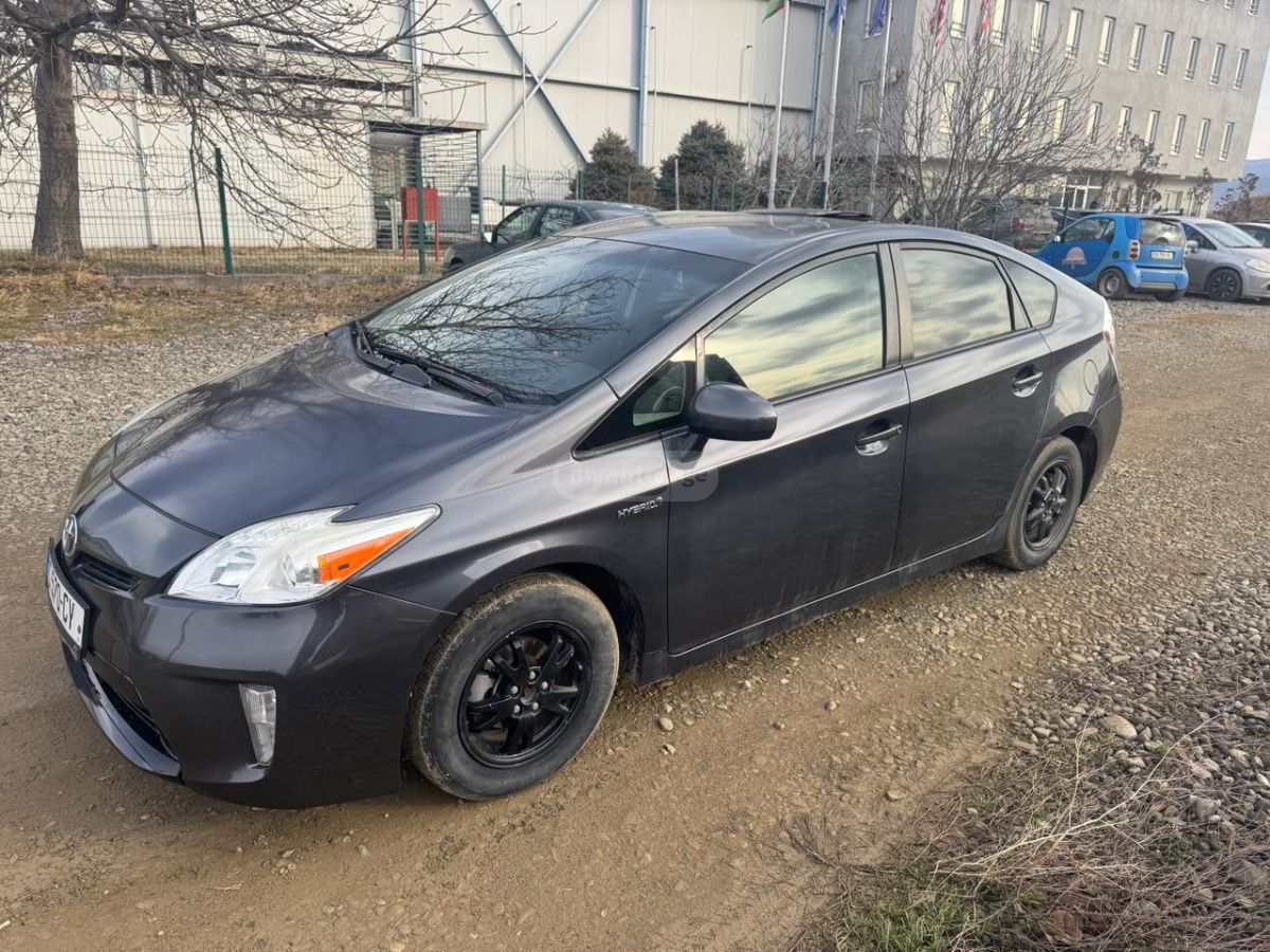 Toyota Prius 2015 — photo 2