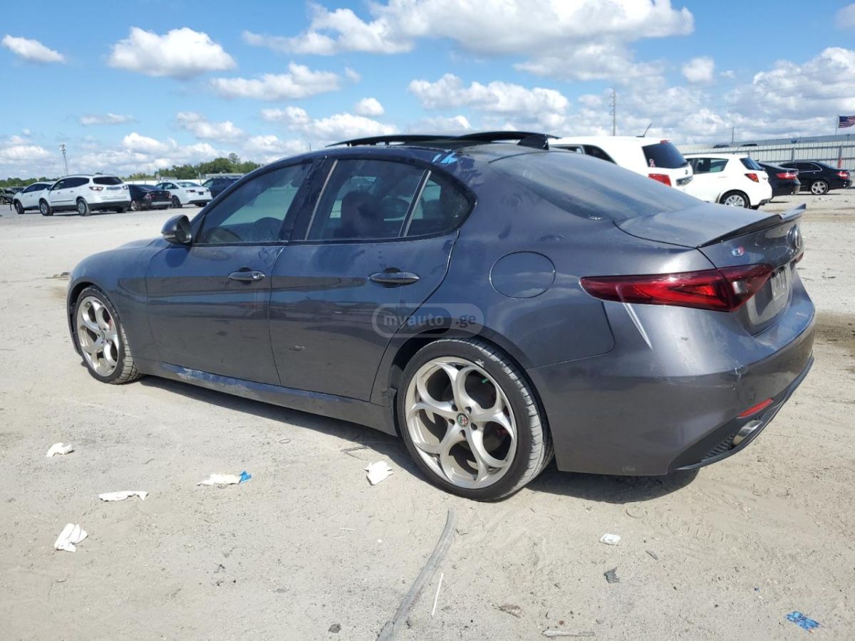 Alfa Romeo Giulia 2018 — photo 2