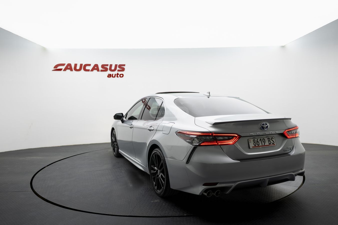 Toyota Camry 2023 — photo 2