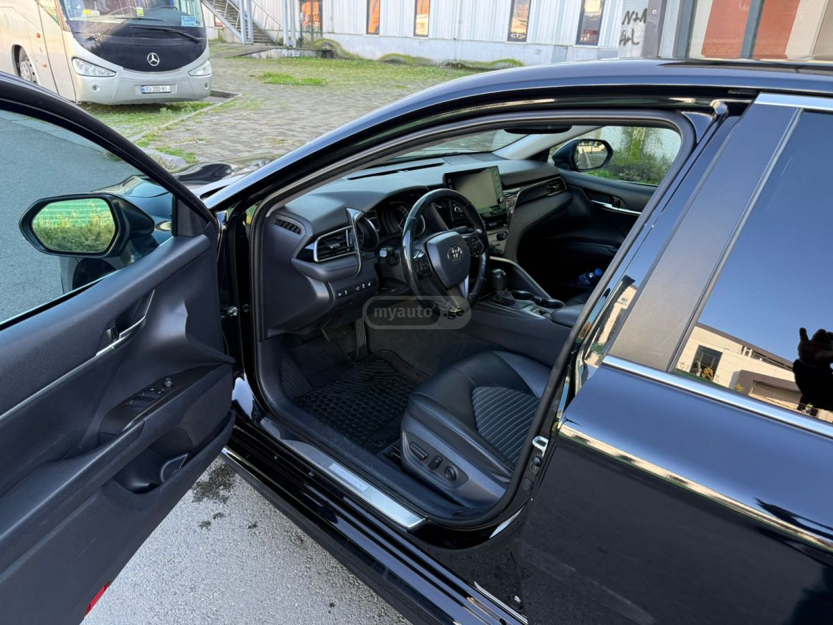 Toyota Camry 2022 — photo 2