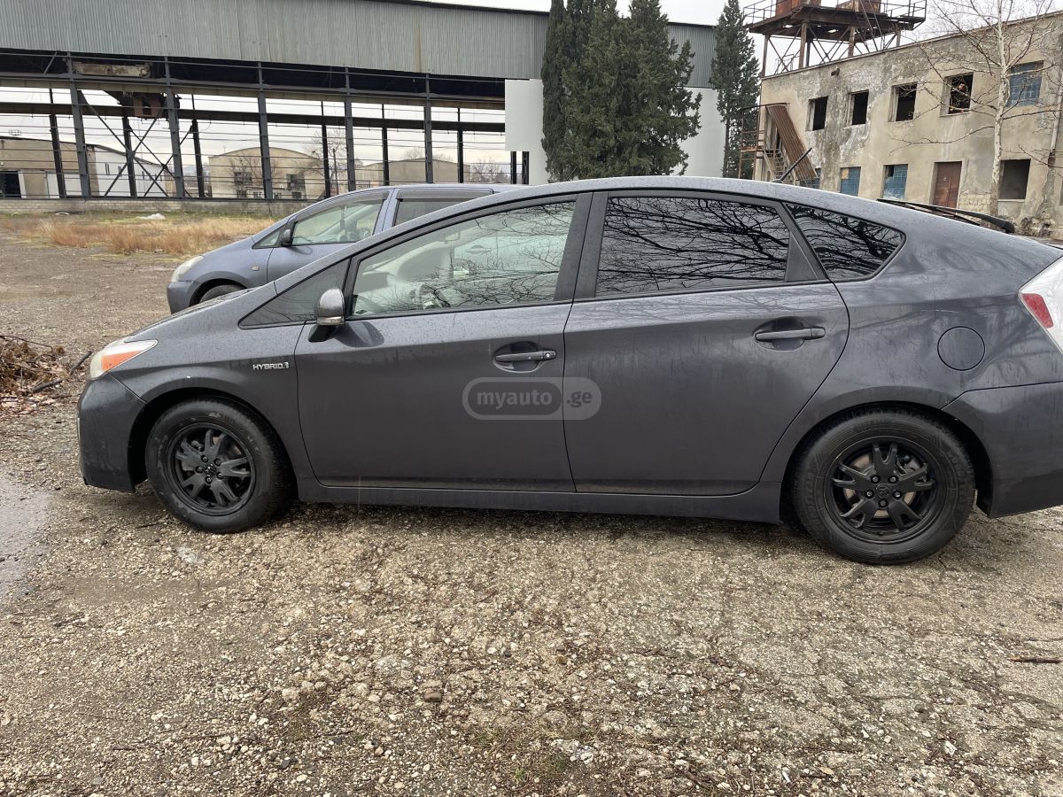Toyota Prius 2014 — photo 2