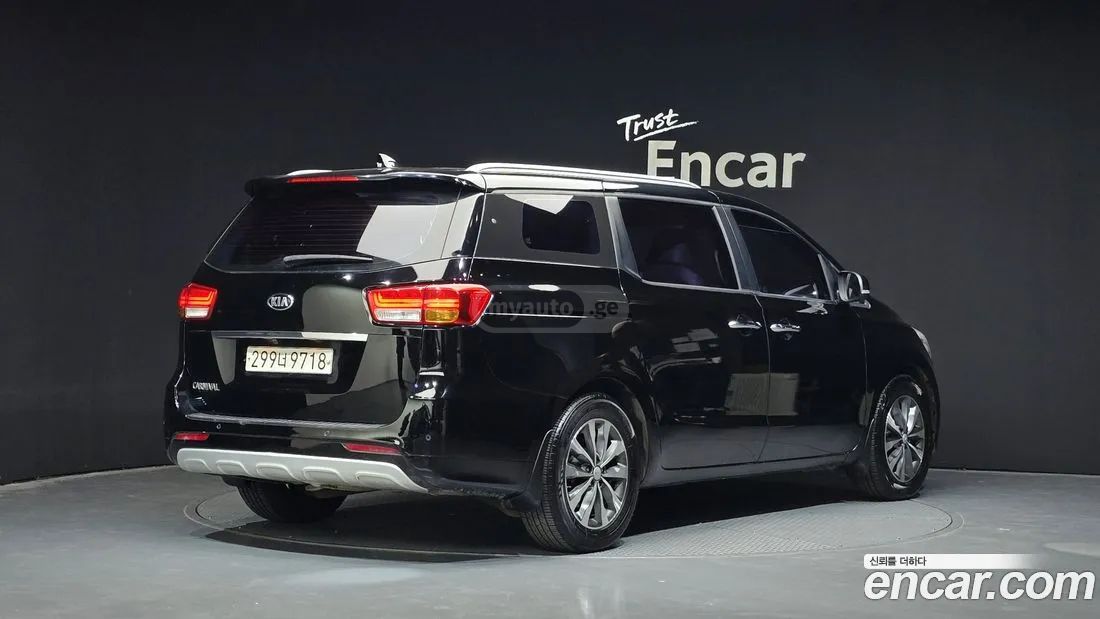 Kia Sedona 2018 — photo 2