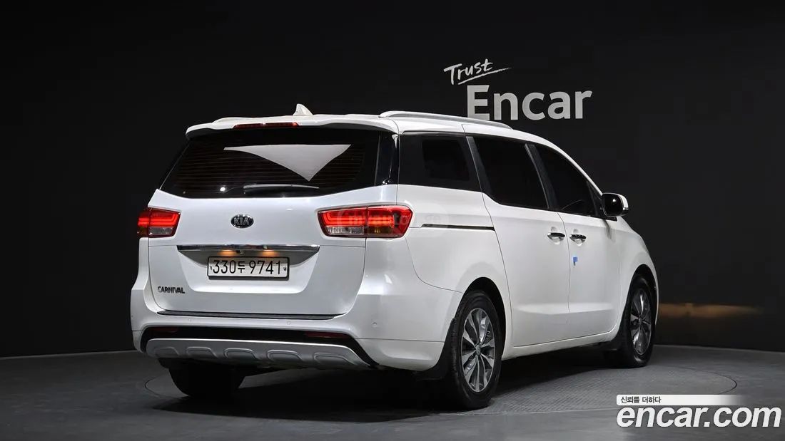 Kia Sedona 2018 — photo 2
