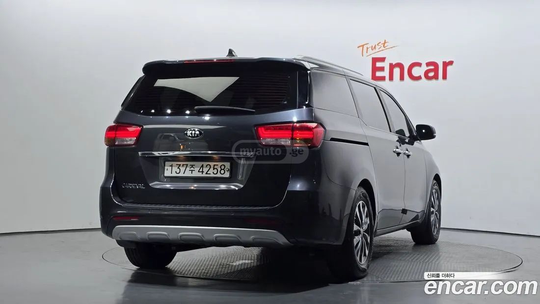 Kia Sedona 2016 — photo 2