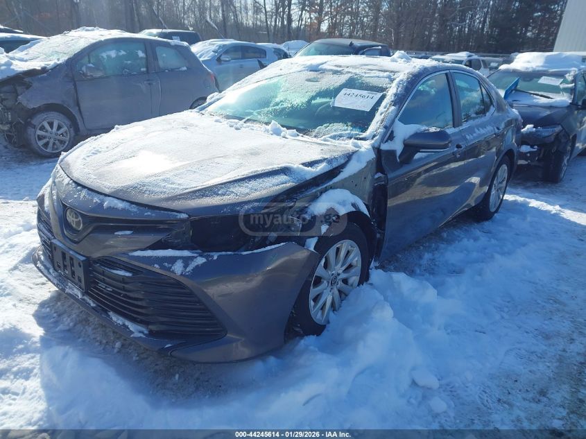 Toyota Camry 2020 — photo 2