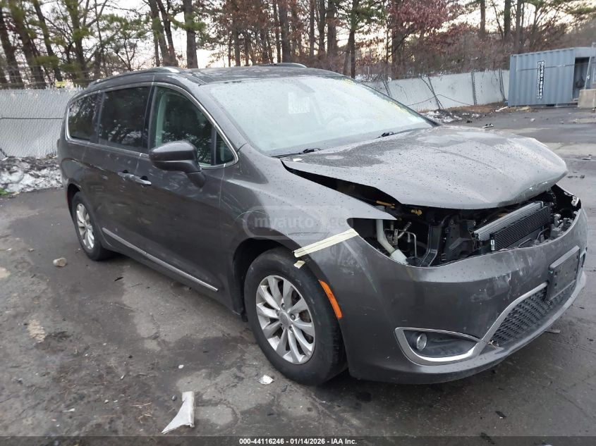 Chrysler Pacifica 2019 — photo 2