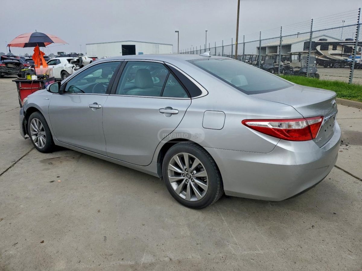 Toyota Camry 2017 — photo 2
