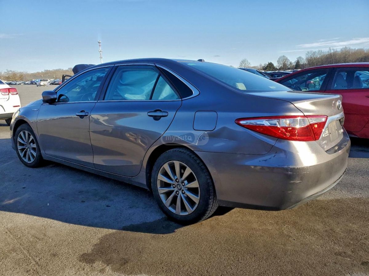 Toyota Camry 2017 — photo 2