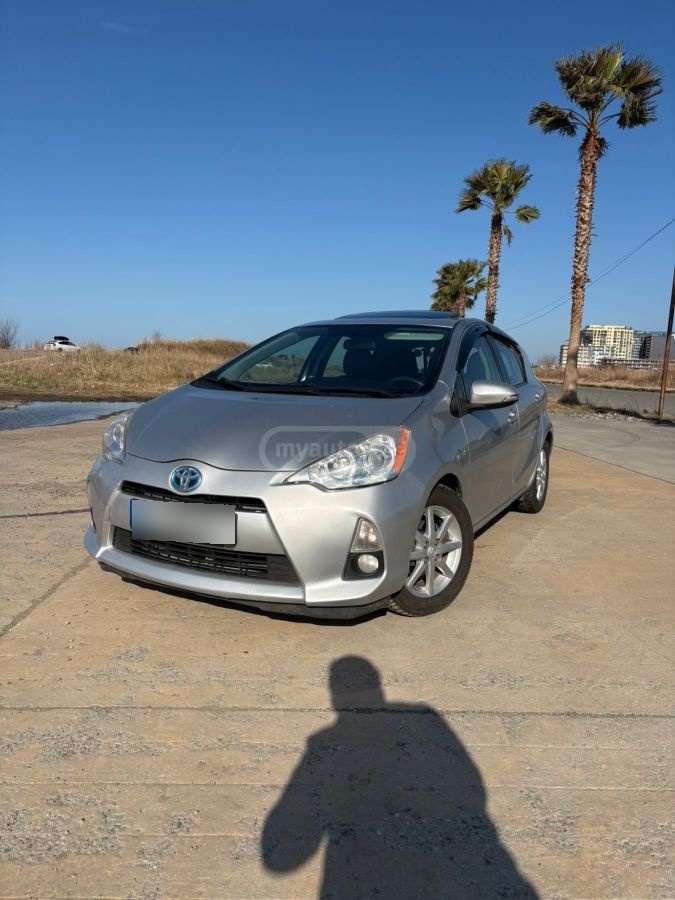 Toyota Prius C 2012 — photo 2
