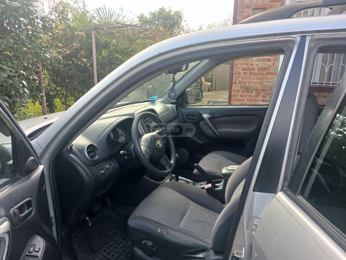 Toyota RAV4 2004 — photo 2