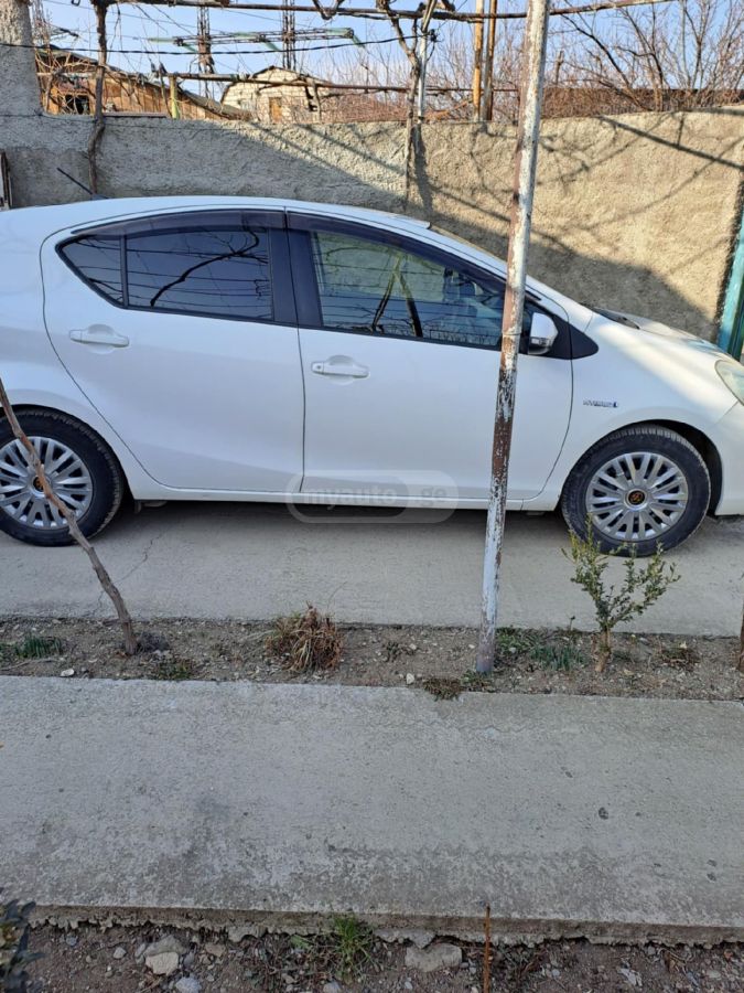 Toyota Aqua 2013 — photo 2