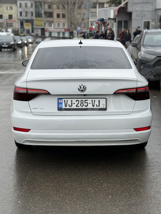 Volkswagen Jetta 2018 — photo 2