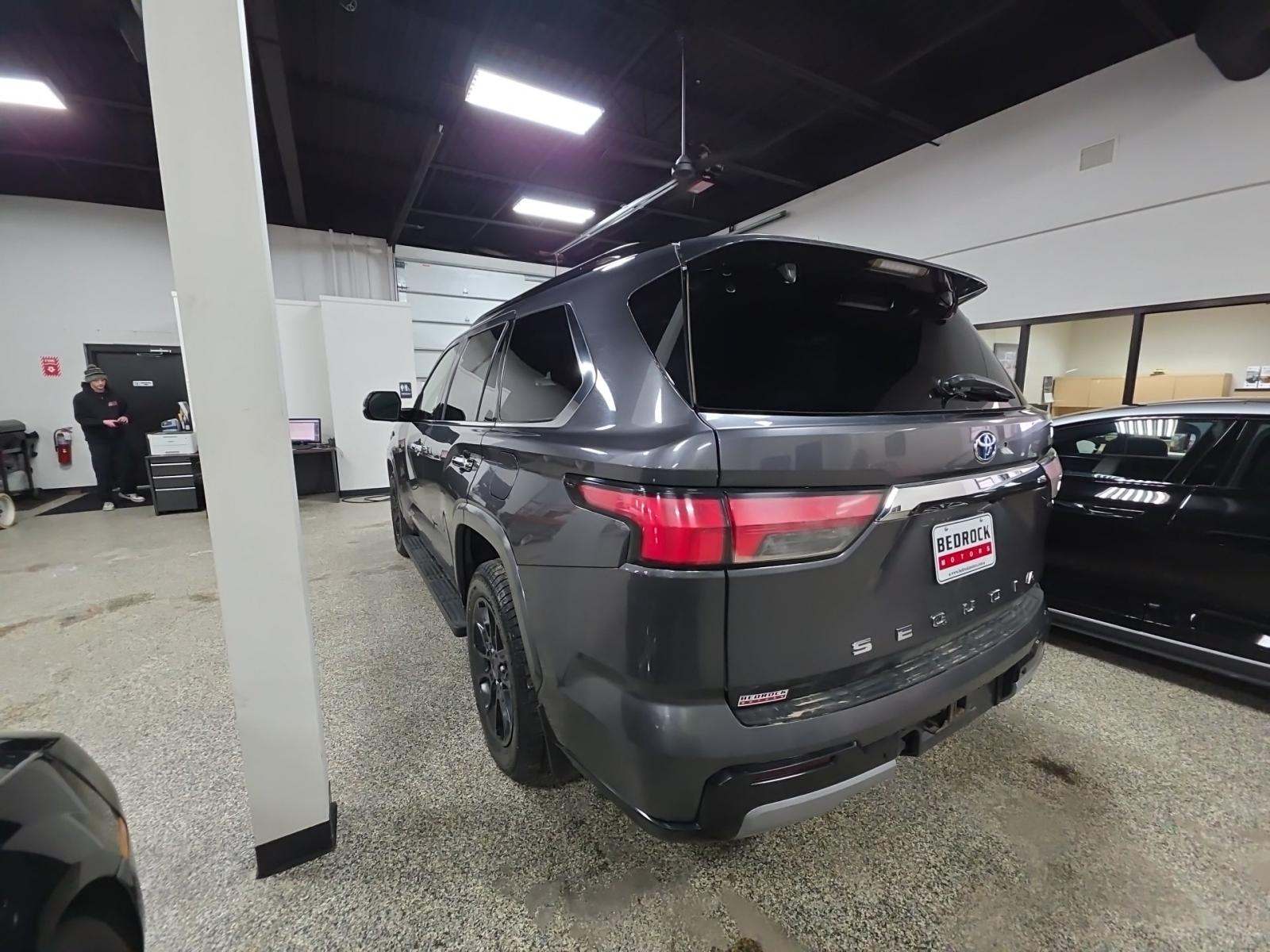 Toyota Sequoia 2023 — photo 2