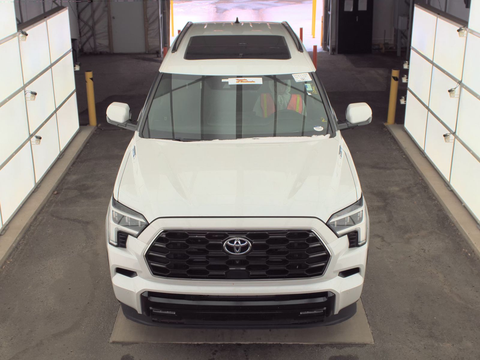 Toyota Sequoia 2023 — photo 2