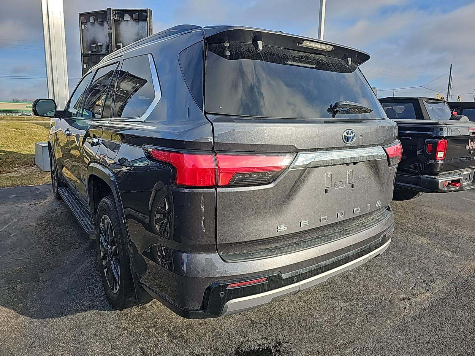Toyota Sequoia 2023 — photo 2