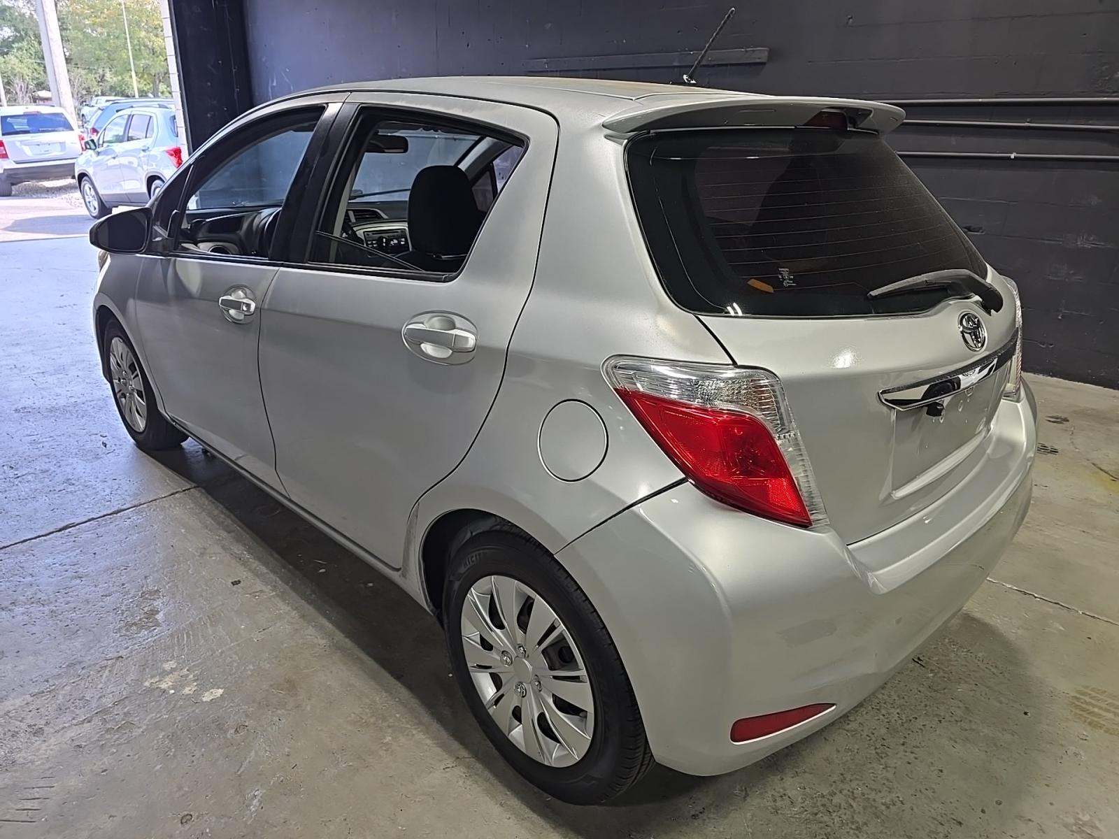 Toyota Yaris 2014 — photo 2