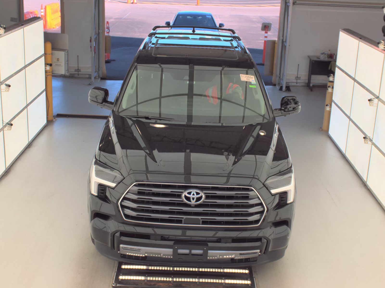 Toyota Sequoia 2023 — photo 2