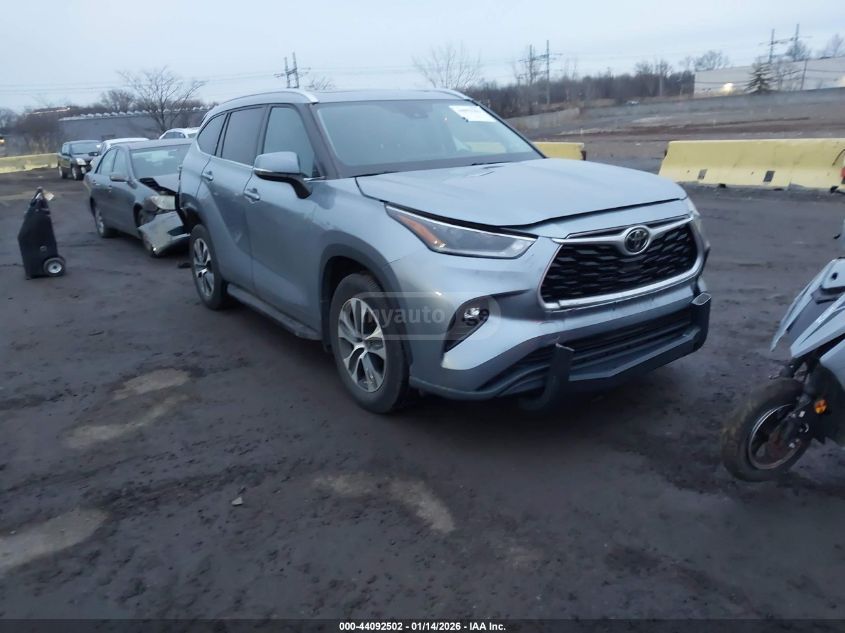 Toyota Highlander 2021 — photo 2
