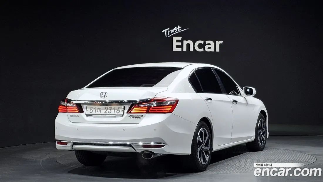 Honda Accord 2017 — photo 2
